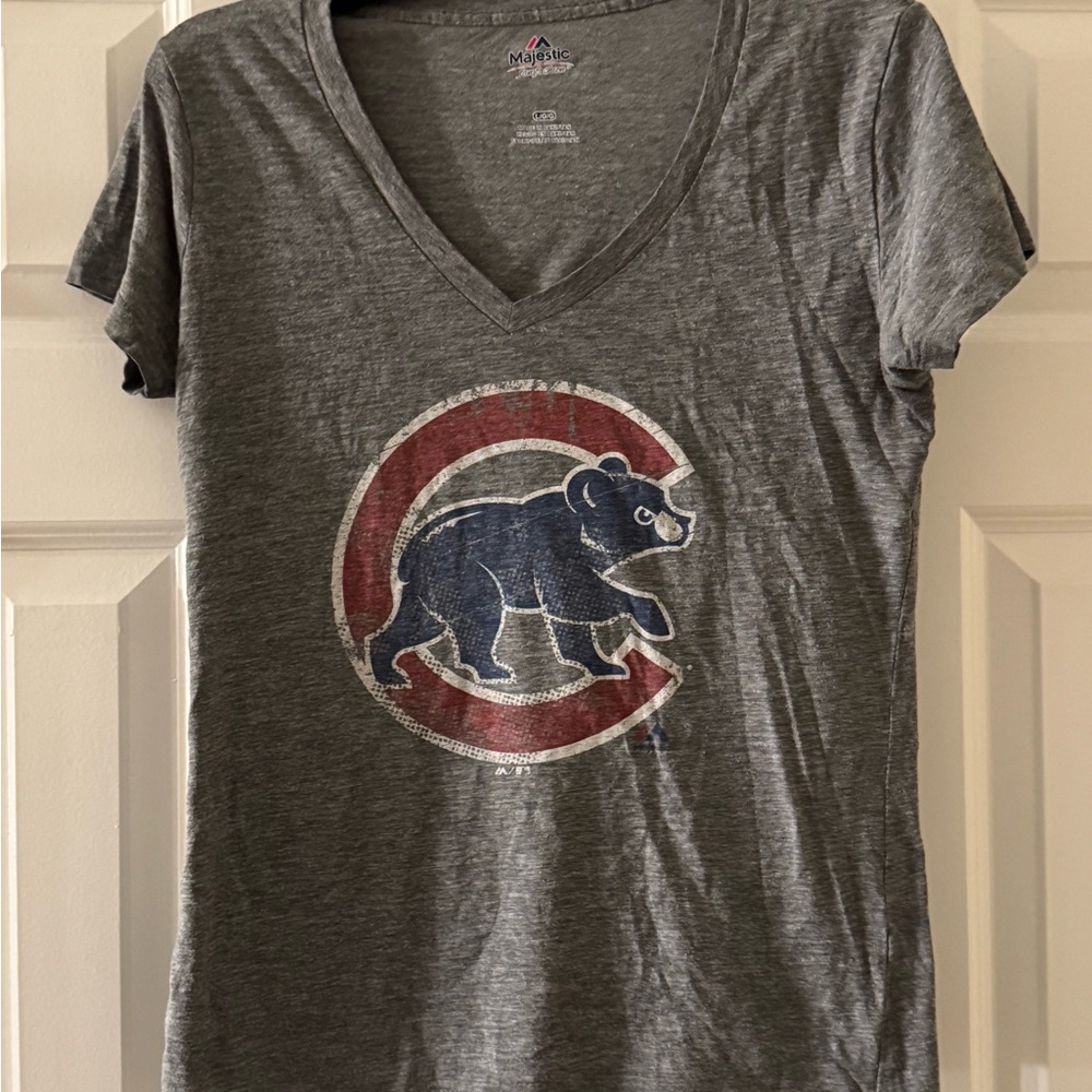Gray V-Neck T-Shirt with Cubs Logo